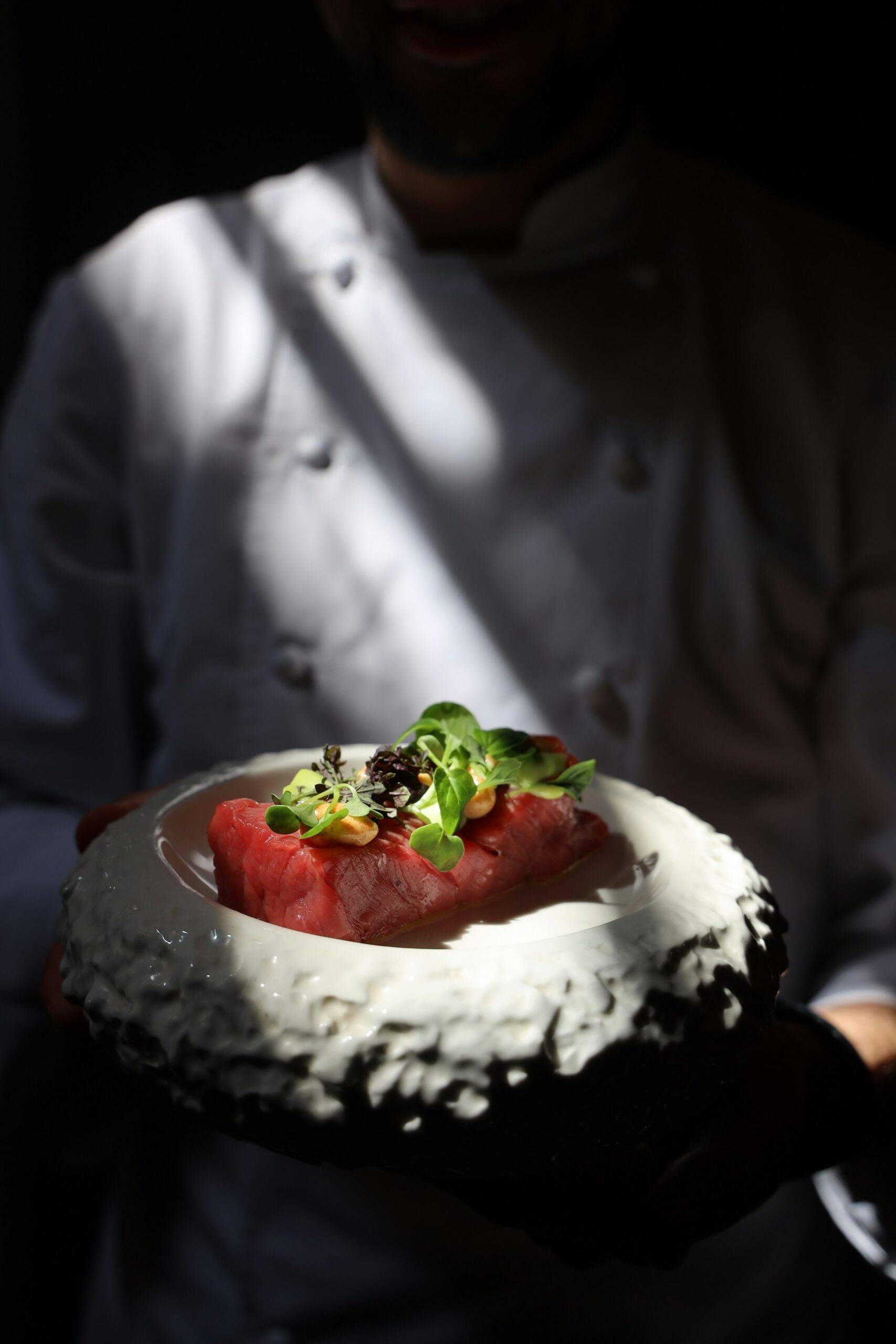 Plat gastronomique présenté par un chef