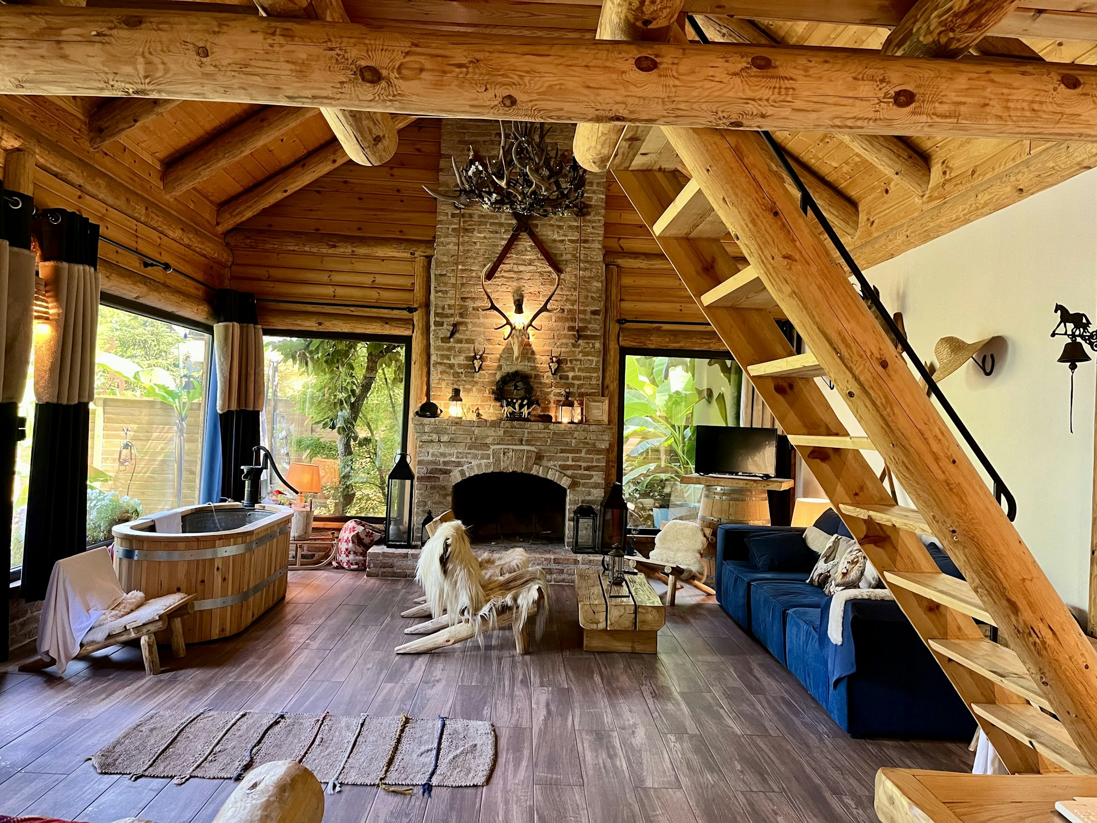 Salon de chalet avec cheminée