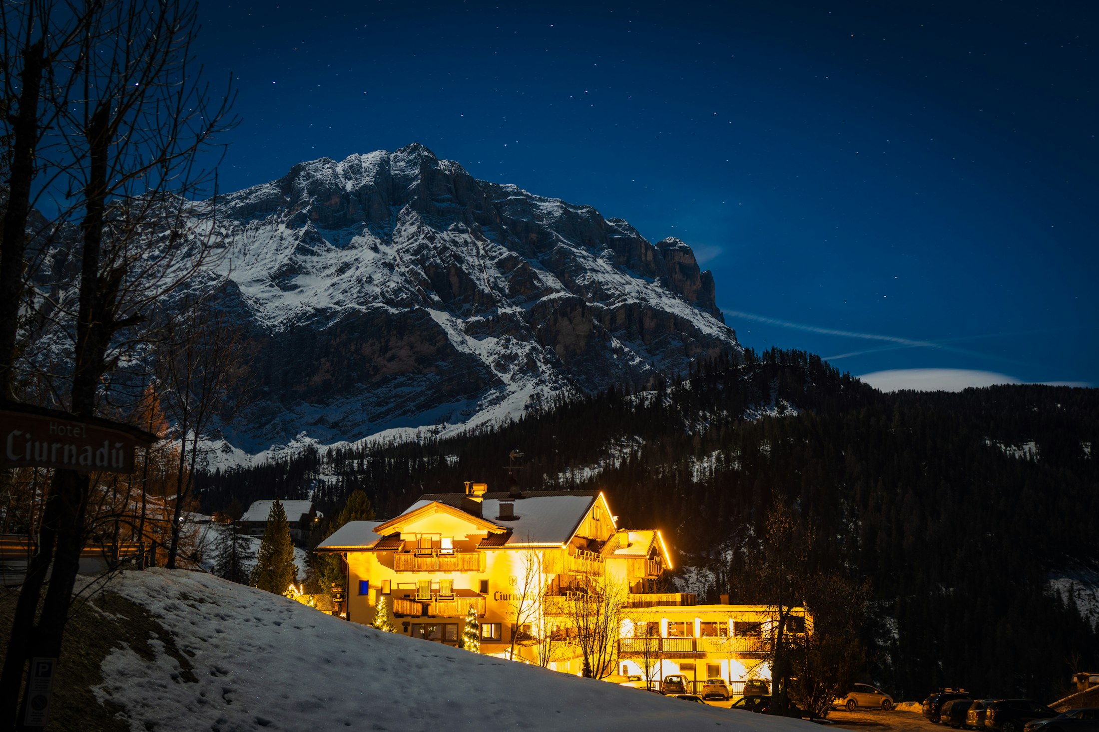 Village alpin illuminé au pied des montagnes